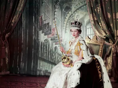 Elizabeth II&#39;s 1953 coronation portrait